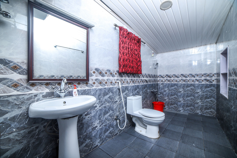 Bathroom 4, Hillcroft Bungalow, The Nilgiris