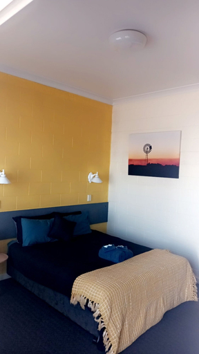 Bedroom 2, Central Point Motel, Mount Isa