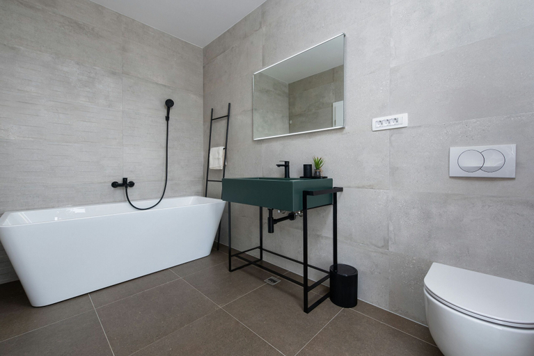 Bathroom 3, Villa Rocinante, Poličnik