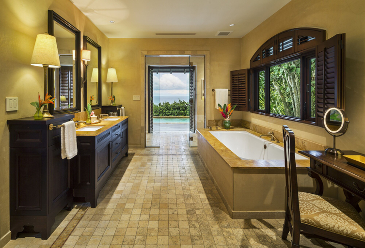 Bathroom 5, Royal Isabela