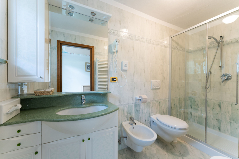 Bathroom 5, Latemar Hotel Suites & Spa, Trento
