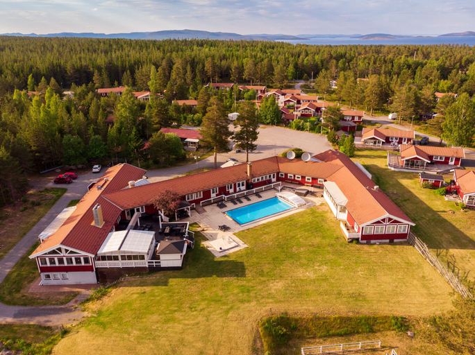 Exterior & Views