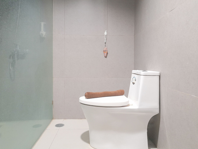 Bathroom 2, Spacious And Elegant 1Br At Patraland Amarta Apartment, Sleman
