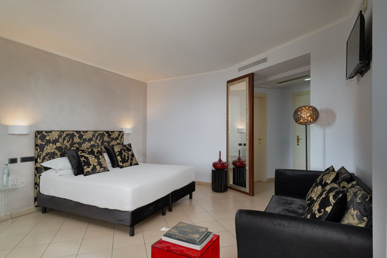 Bedroom 4, Grand Hotel Sofia, Syracuse