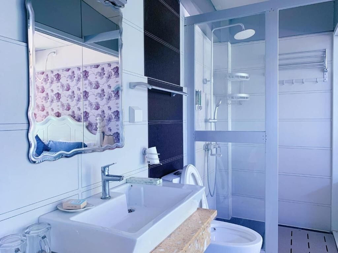 Bathroom 3, Crystal Palace Hotel, Port Vila