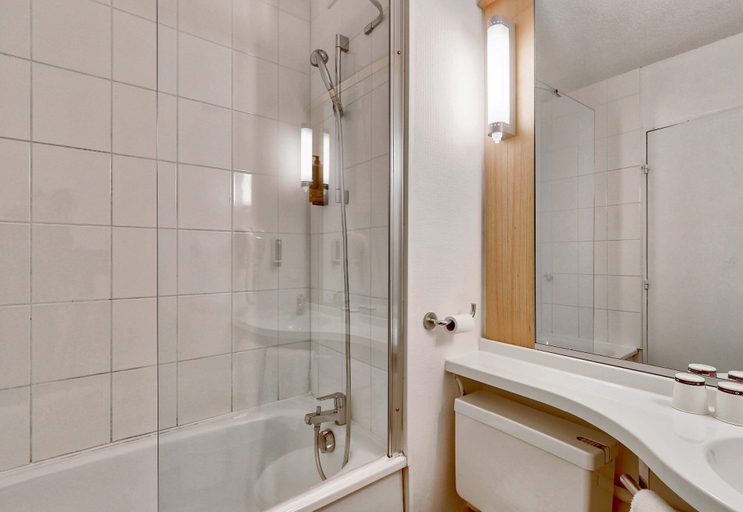 Bathroom 4, B&B HOTEL Montluçon Centre, Allier