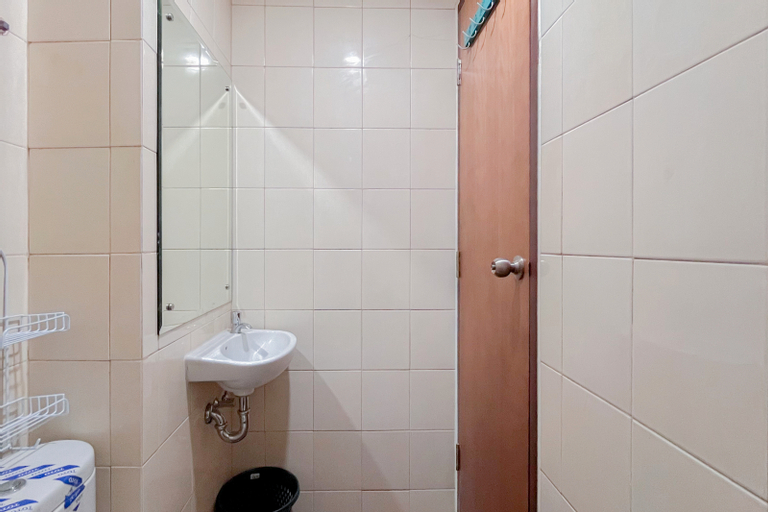 Bedroom 4, Relaxing Studio Room Vida View Makassar Apartment By Travelio, Makassar
