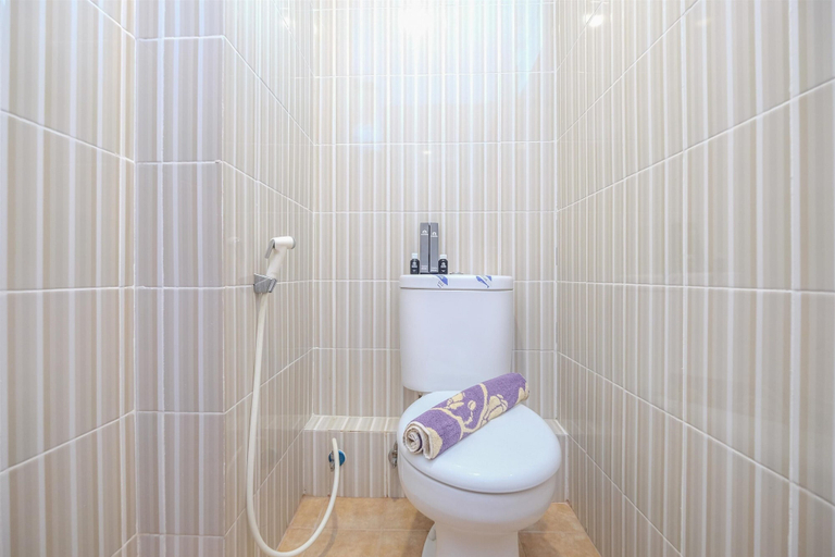Bathroom 5, Homey and Nice 2BR at Cinere Resort Apartment By Travelio, Depok