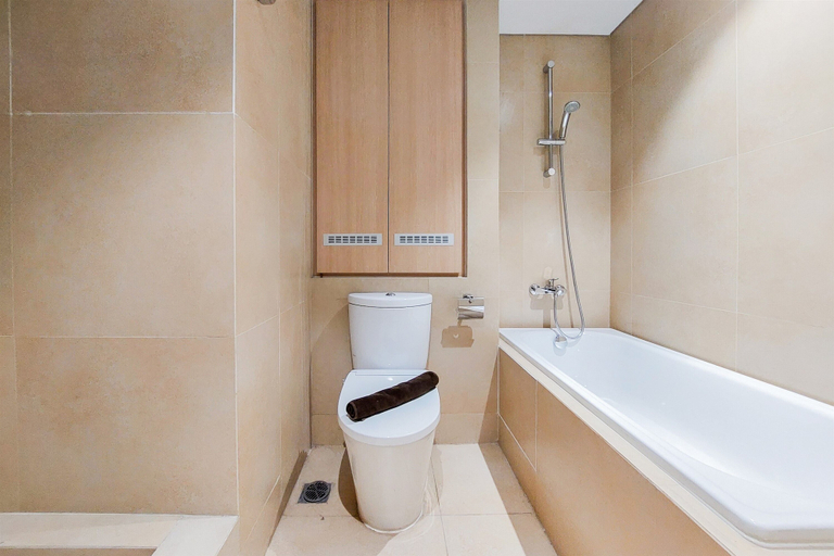 Bathroom 3, Nice And Comfort 2Br At Branz Bsd City Apartment, South Tangerang
