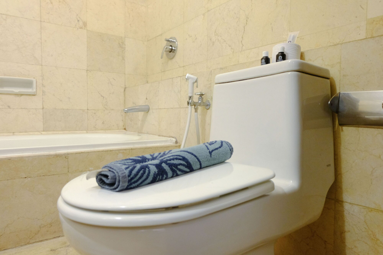Bathroom 2, Modern Look 3Br At Apartment Braga City Walk, Bandung