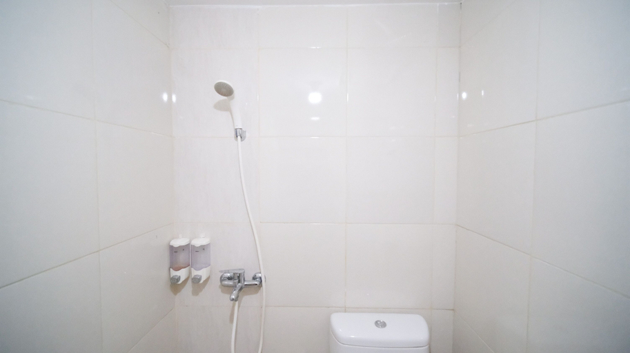 Bathroom 5, Warm Designed Studio at Orchard Supermall Mansion Apartment By Travelio, Surabaya