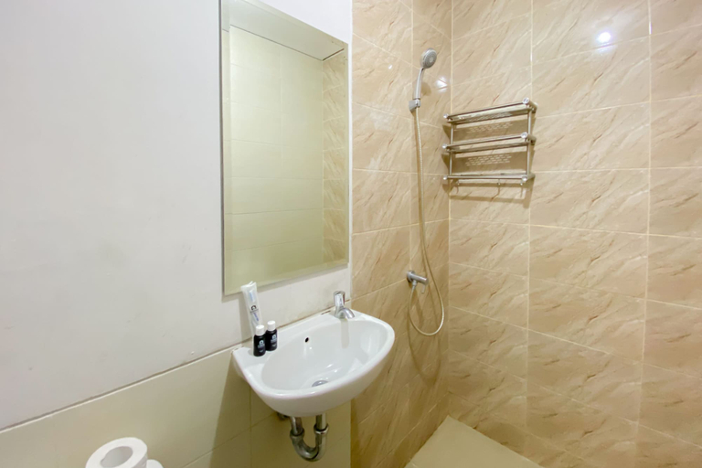 Bathroom 2, Minimalist And Cozy Studio Transpark Juanda Bekasi Timur Apartment, Bekasi