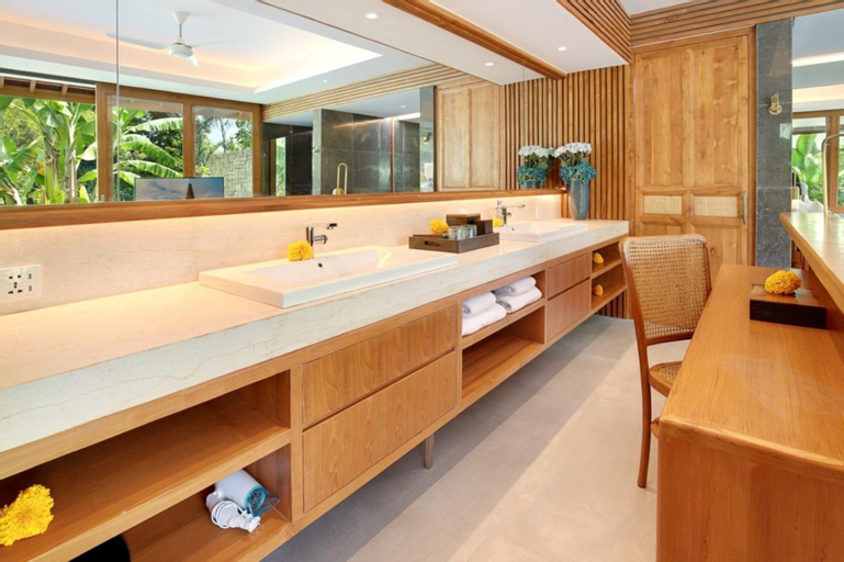 Bathroom 13