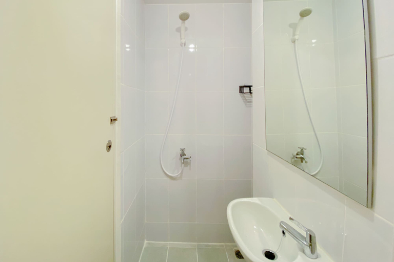 Bathroom 5, Compact And Restful Studio Apartment Tokyo Riverside Pik 2, Tangerang