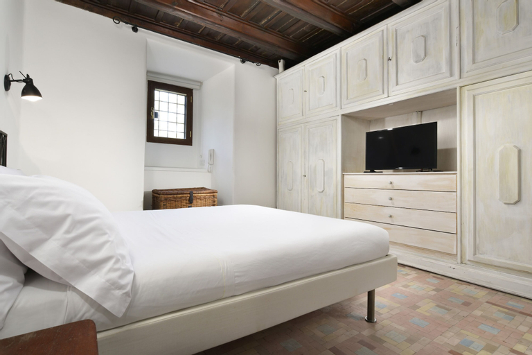 Bedroom 3, Torre delle Cornacchie, Rome