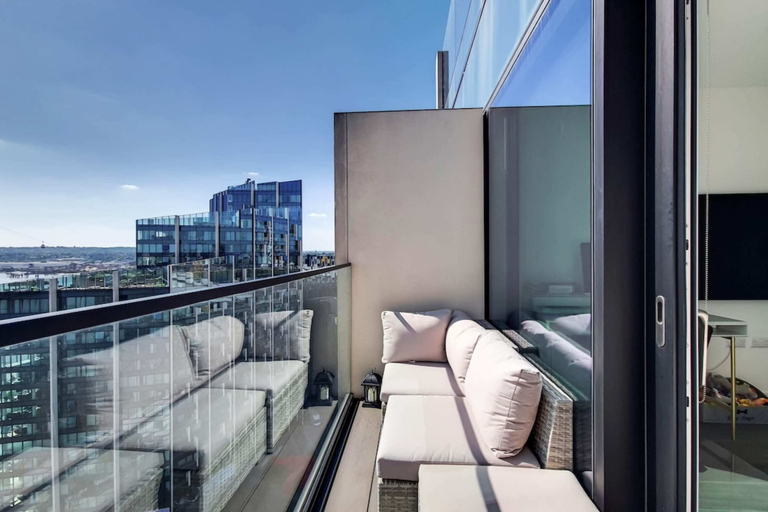 Others 3, Ravishing 1BD Flat - 2 Minute Walk From the O2!, London