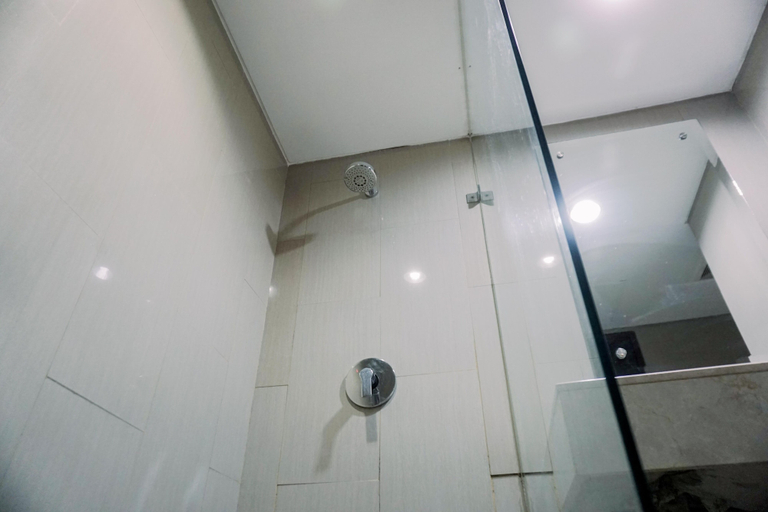 Bathroom 3, Cozy Living Studio Room Apartment At H Residence, Jakarta Timur