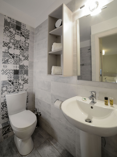 Bathroom 4, Tins Athens, Attica