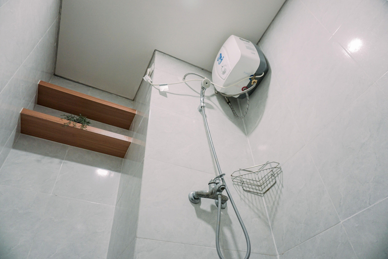 Bathroom 2, Restful And Enjoy Living Studio Parkland Avenue Apartment, South Tangerang