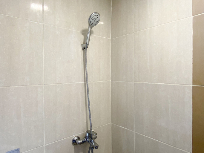 Bathroom 3, Modern Look Studio At Meikarta Apartment, Cikarang