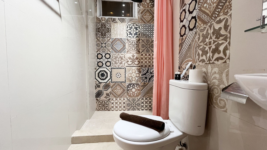 Bathroom 2, Stylish Studio Room At Apartment Vida View Makassar, Makassar