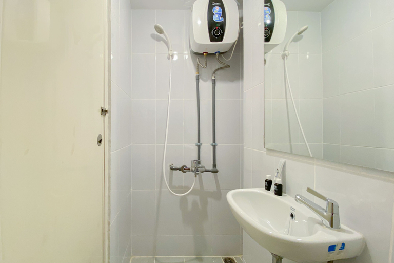 Bathroom 2, Simply And Homey Studio Tokyo Riverside Pik 2 Apartment, Tangerang