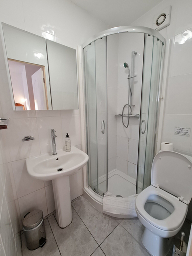 Bathroom 3, Pymgate Lodge Hotel, Stockport