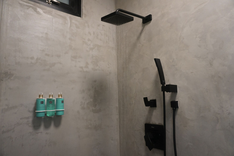 Bathroom 4, The Looking Glass Hotel
