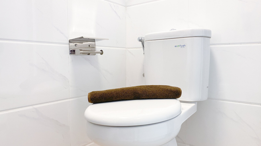Bathroom 3, Comfy Stay Studio At Sky House Bsd Apartment, Tangerang Selatan