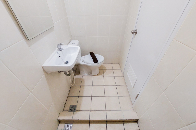 Bathroom 3, Strategic And Nice Studio Apartment At M-Town Residence, Tangerang