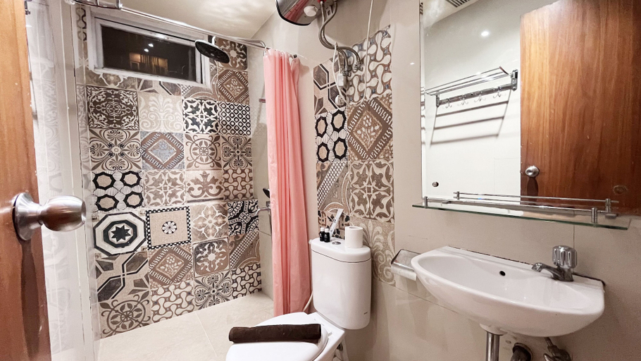 Bathroom 2, Stylish Studio Room At Apartment Vida View Makassar, Makassar