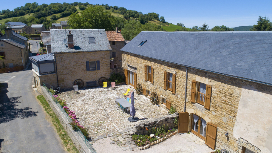 Exterior & Views