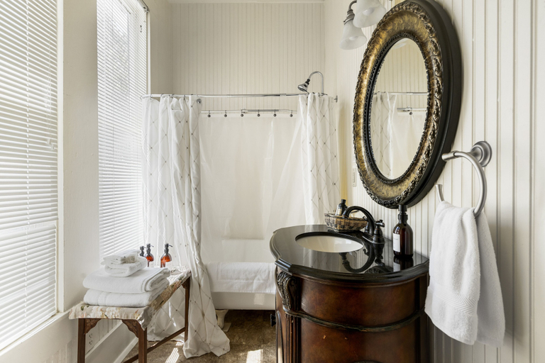 Bathroom 3, The Crystal River Inn, Hays