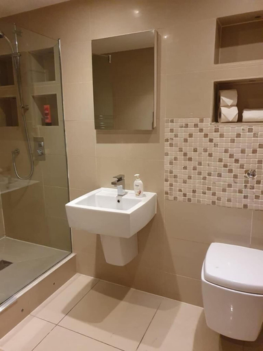 Bathroom 2, Contractor Mid week bookers, Sefton