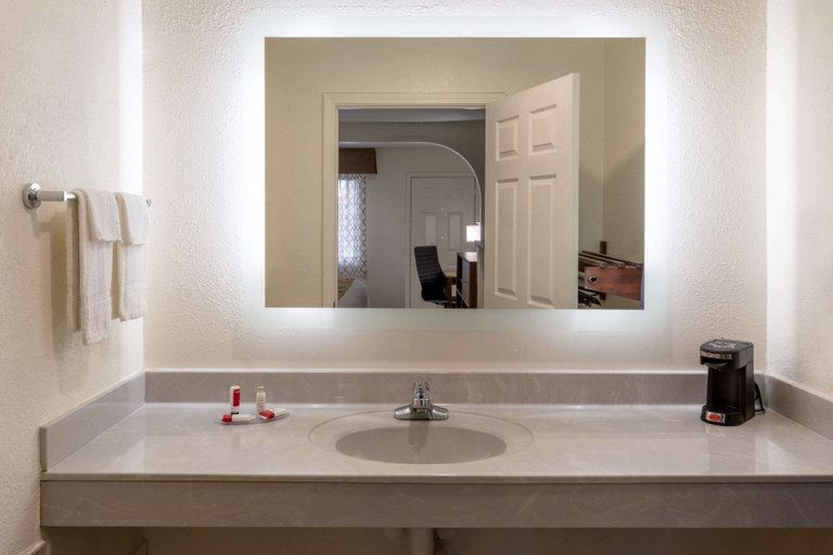Bathroom 4, Baymont by Wyndham Biloxi/Ocean Springs, Jackson