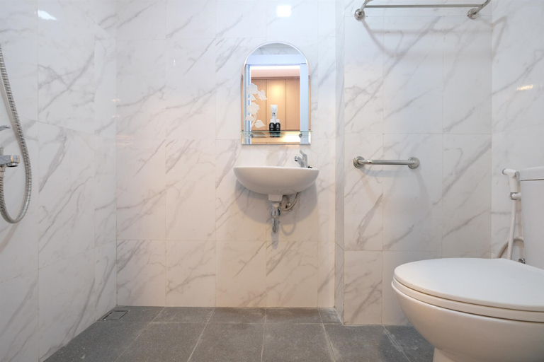 Bathroom 3, Modern And Comfy Studio At Tokyo Riverside Pik 2 Apartment, Tangerang