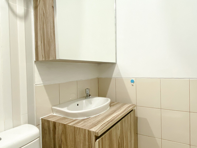 Bathroom 2, Homey And Compact Studio At Azalea Suites Apartment, Cikarang