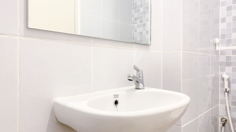 Bathroom 5, Simply Studio At 18Th Floor Tokyo Riverside Pik 2 Apartment, Tangerang