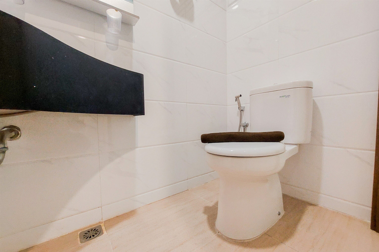 Bathroom 5, Cozy Living and Comfy Studio Sky House BSD Apartment By Travelio, Tangerang Selatan