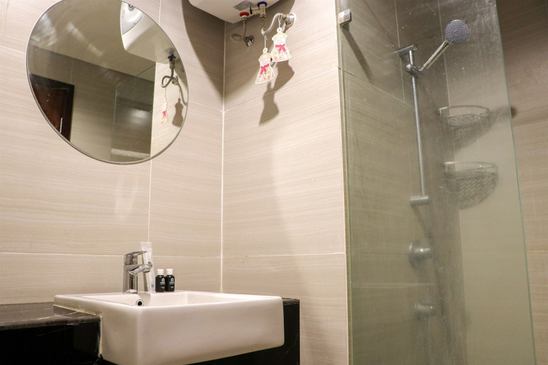 Bathroom 2, Nice And Homey Studio At West Vista Apartment, West Jakarta