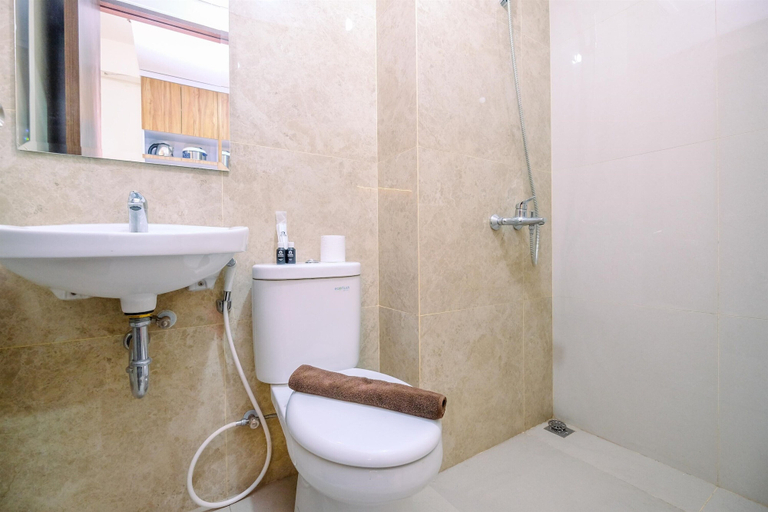 Bathroom 3, Modern And Comfy Studio At Transpark Cibubur Apartment, Depok
