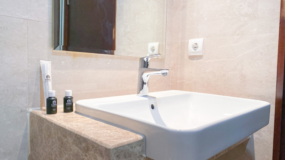 Bathroom 5, Warm and Best Studio at Menteng Park Apartment By Travelio, Central Jakarta