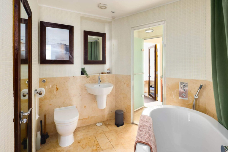 Bathroom, Beautiful & Vibrant 2BD Home w/ Balcony - Hackney!, London