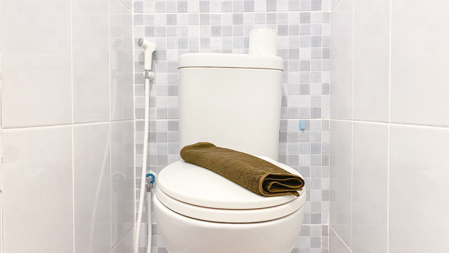 Bathroom 5, Comfy and Enjoy Studio at Tokyo Riverside PIK 2 Apartment By Travelio, Tangerang