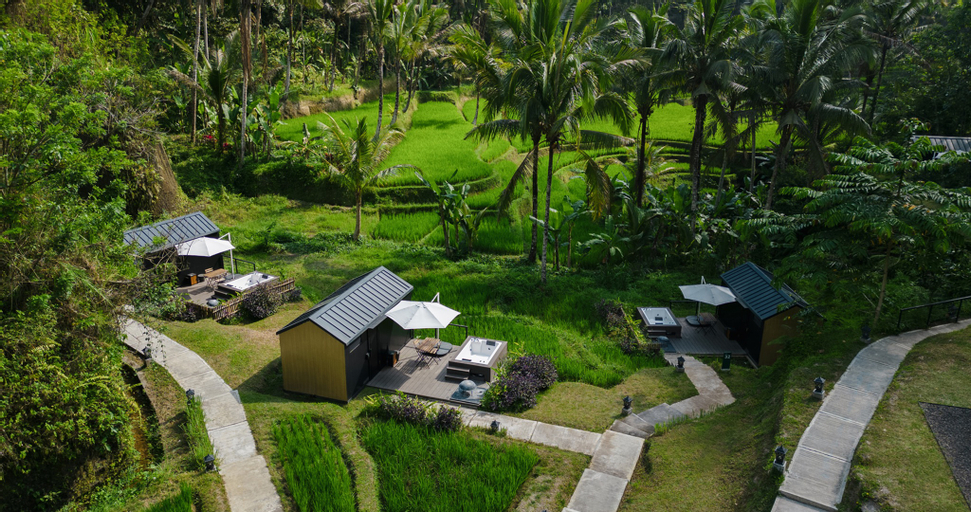 Exterior & Views 12