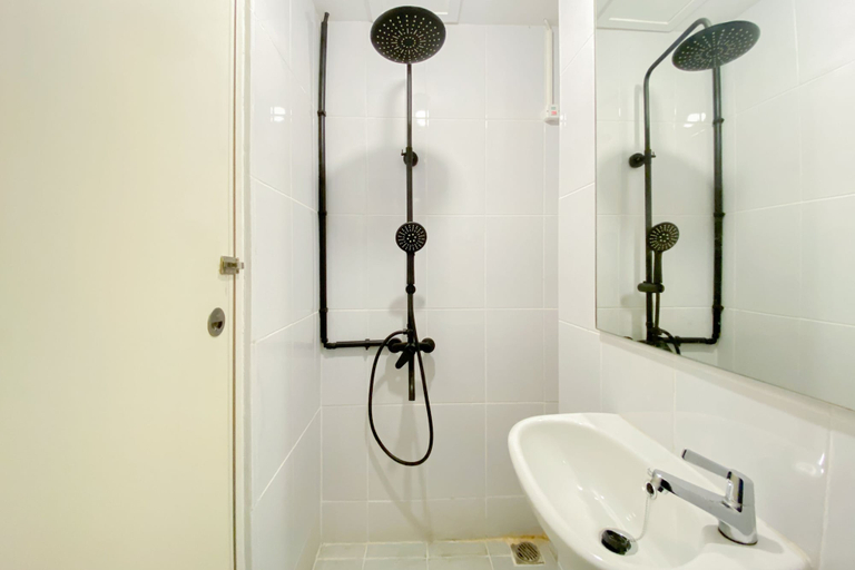 Bathroom 3, Comfortable Studio Apartment At Tokyo Riverside Pik 2, Tangerang