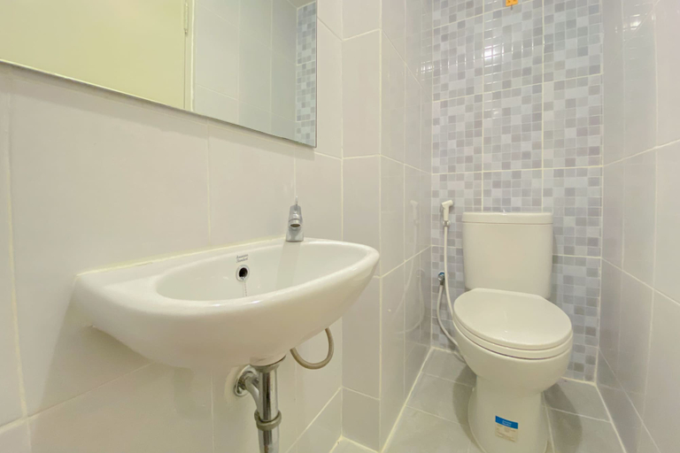 Bathroom 5, Compact And Restful Studio Apartment Tokyo Riverside Pik 2, Tangerang