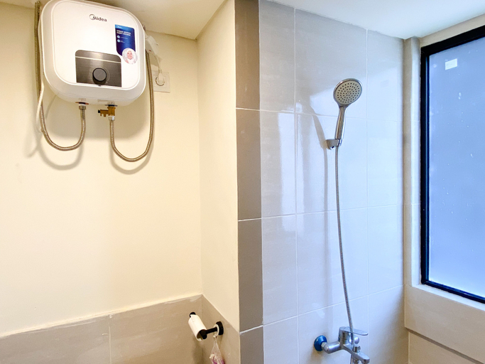 Bathroom 2, Spacious And Homey 2Br At Meikarta Apartment, Cikarang