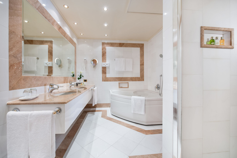 Bathroom 5, Royal Hotel Carlton, Bologna