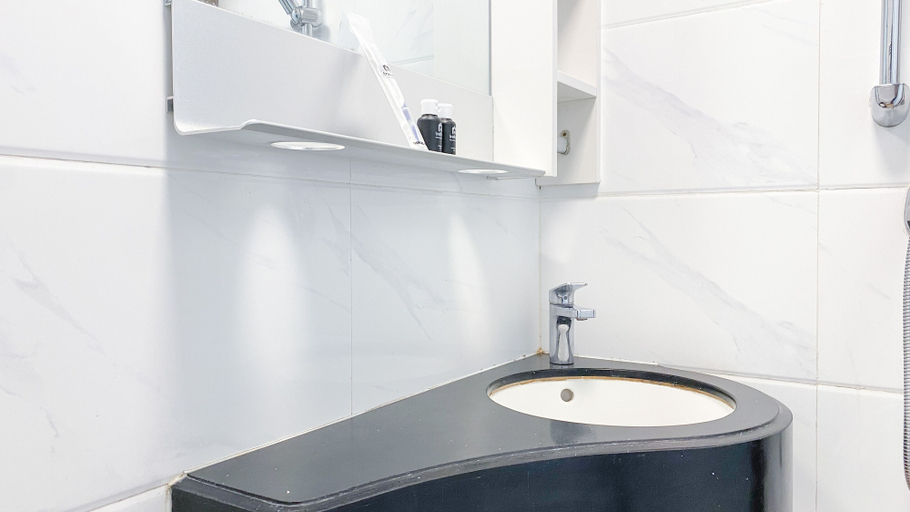 Bathroom 2, Best Choice And Nice Studio At Sky House Bsd Apartment, Tangerang Selatan